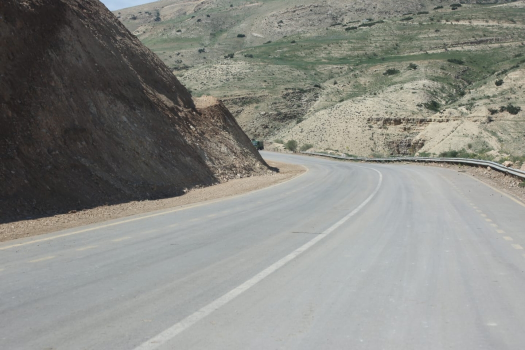 وزير الأشغال يتفقد أعمال تأهيل طريق وادي شعيب ويطلع على مشروع مسارات المشاة والدراجات على طريق المطار