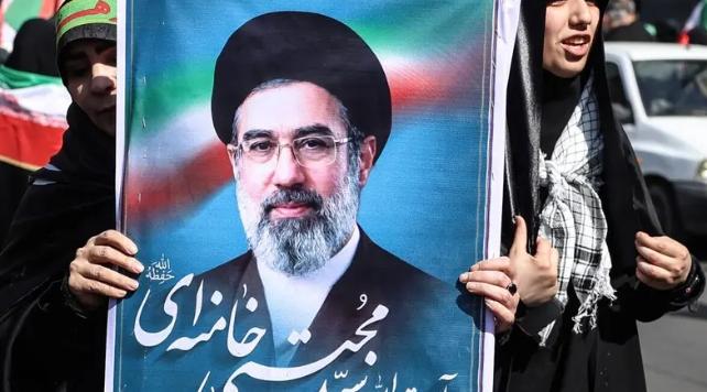 إيران تكشف لأول مرة تفاصيل إصابة المرشد مجتبى خامنئي وتنفي تشوّه وجهه أو بتر أطرافه