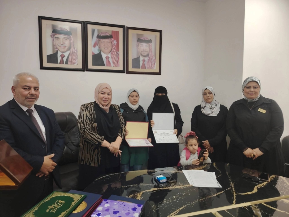 الشطناوي تكرم المشاركين والفائزين في مسابقة تصميم أجمل شعار لملتقى الفريق العلمي