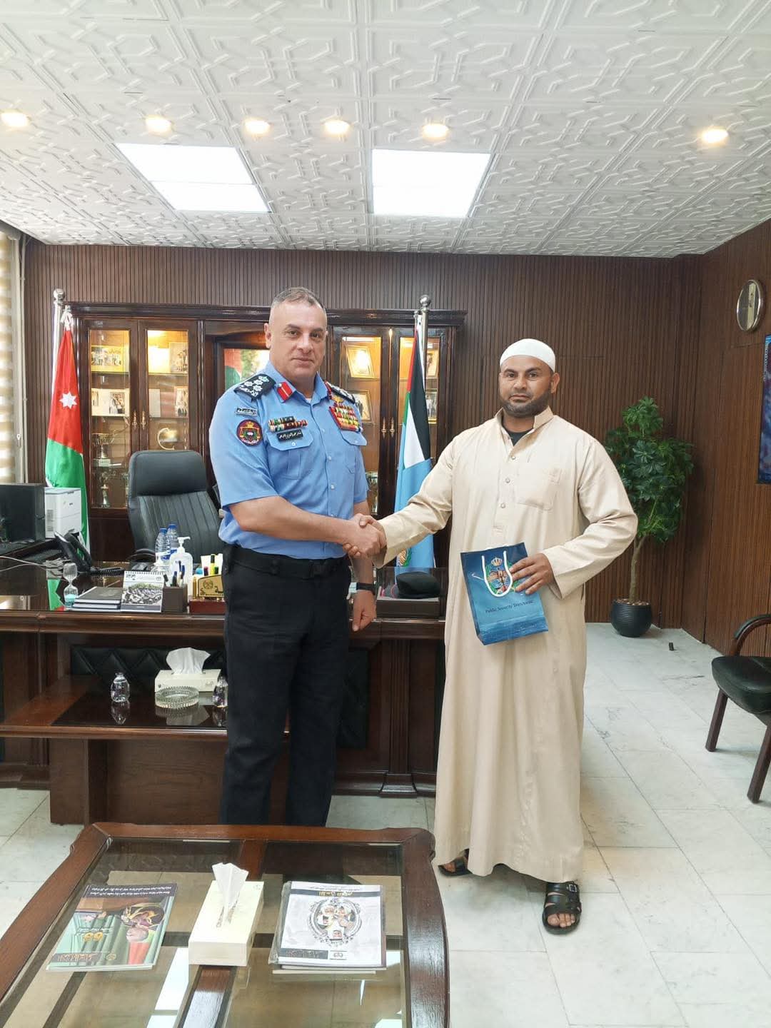 مدير شرطة وسط عمان يكرم مواطنين لامانتهم ...صور