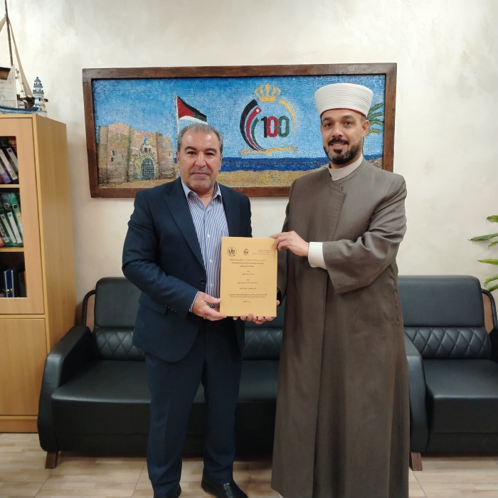 الجهني يهدي مدير تربية العقبة نسخة من رسالته العلمية حول الاستقواء والمناخ الأسري
