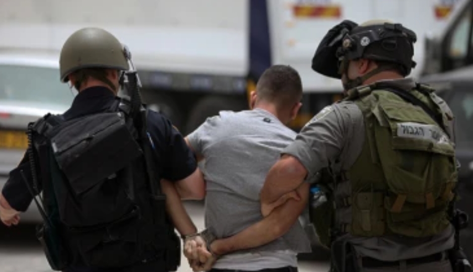الاحتلال يعتقل 15 فلسطينيا في الضفة الغربية