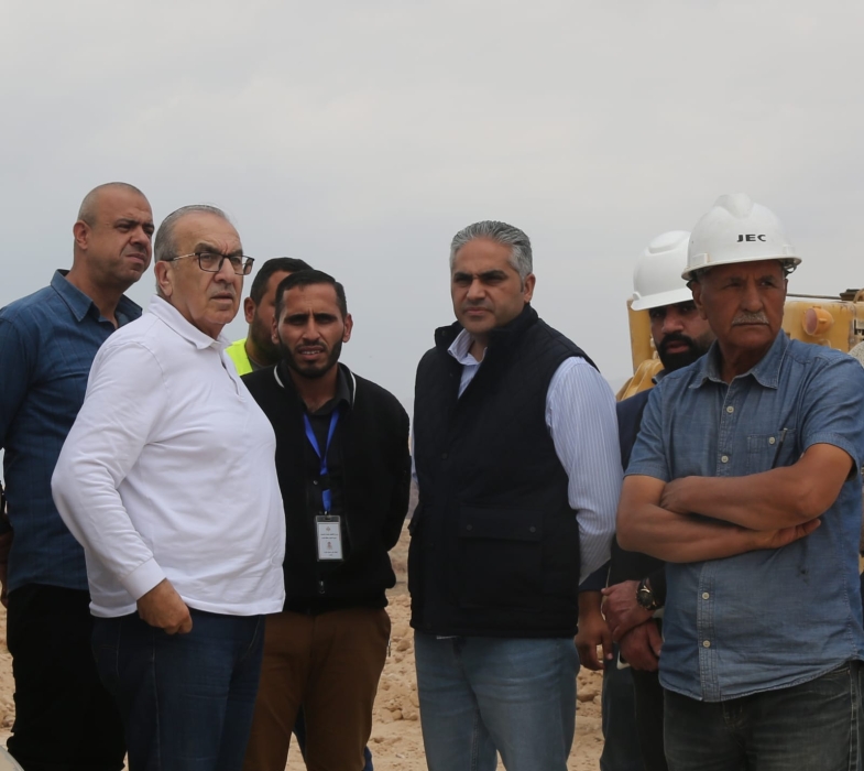 وزير الأشغال يتفقد المراحل النهائية لطريق «محي الأبيض» ويعلن البدء بتعبيد جزء جديد من طريق  «كثربا الأغوار»