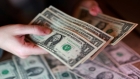 صعود الدولار يتوقف بفضل الآمال في التوصل إلى اتفاق بشأن إيران