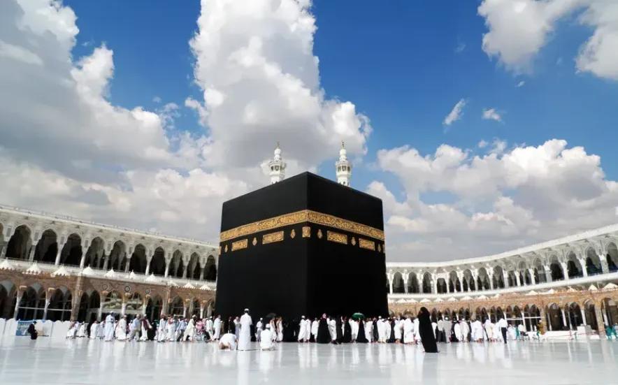 مصادفة فلكية نادرة لم تحدث منذ 33 عاماً.. هذا ما سيحدث فوق الكعبة المشرفة يوم عرفة