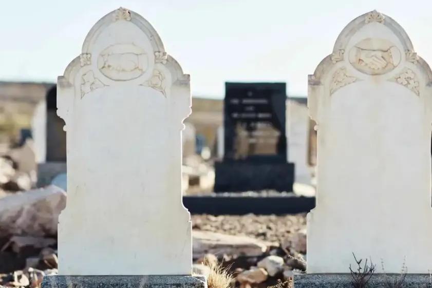 لم يتحمل فراقه.. وفاة شاب أثناء دفن جثمان والده