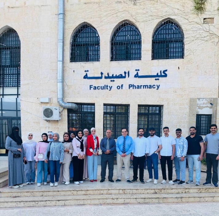 طلبة صيدلة جامعة فيلادلفيا يطلعون على أحدث تقنيات التصنيع الدوائي في “الحكمة