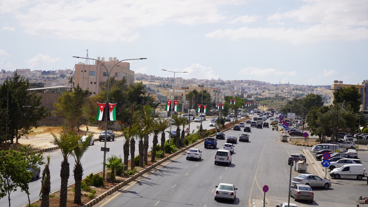 السلط تتزين بالأعلام الأردنية احتفالًا بعيد الاستقلال الـ80 للمملكة الأردنية الهاشمية