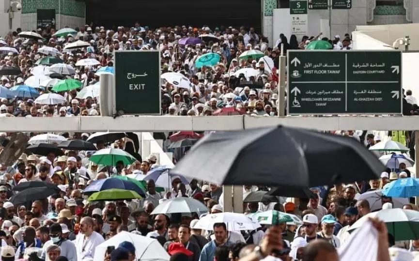 حجاج بيت الله الحرام يتوافدون إلى مشعر منى لقضاء يوم التروية إيذانا ببدء مناسك الحج