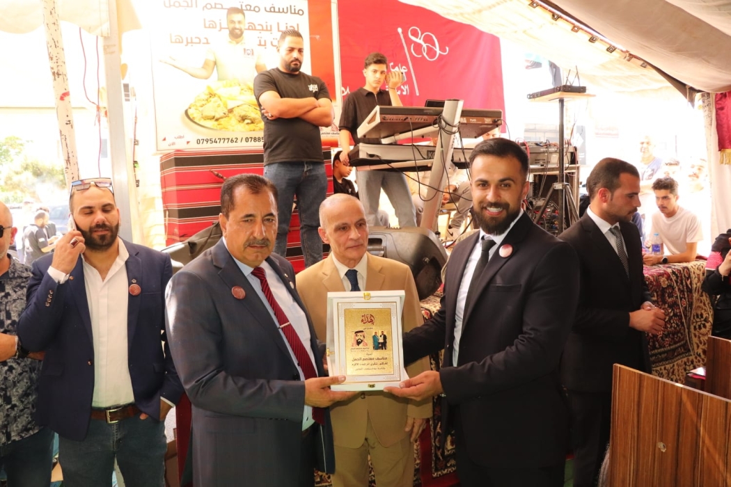 بالصور : مطعم مناسف معتصم الجمل يحتفل بعيد استقلال المملكة الأردنية الـ80