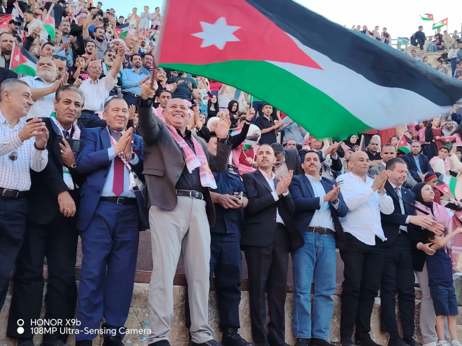 جرش تختتم احتفالات عيد الاستقلال الـ80 بمشهد وطني مهيب.. والألعاب النارية تضيء سماء المحافظة  صور