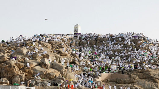 السعودية تدعو الحجاج للبقاء بمخيماتهم بعرفات حتى الرابعة عصراً