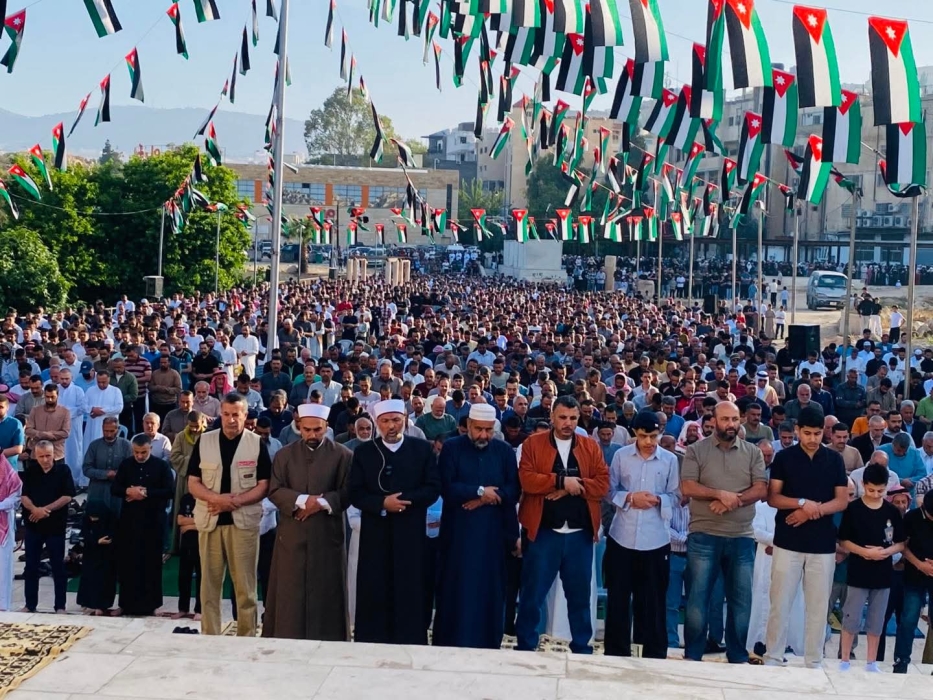 آلاف الأردنيين يؤدون صلاة عيد الأضحى في الساحات والمساجد ومفتي المملكة يؤم المصلين في المدينة الرياضية