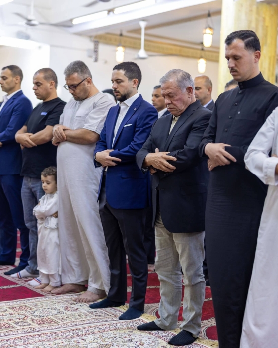 جلالة الملك وولي العهد يؤديان صلاة عيد الأضحى في العقبة....صور