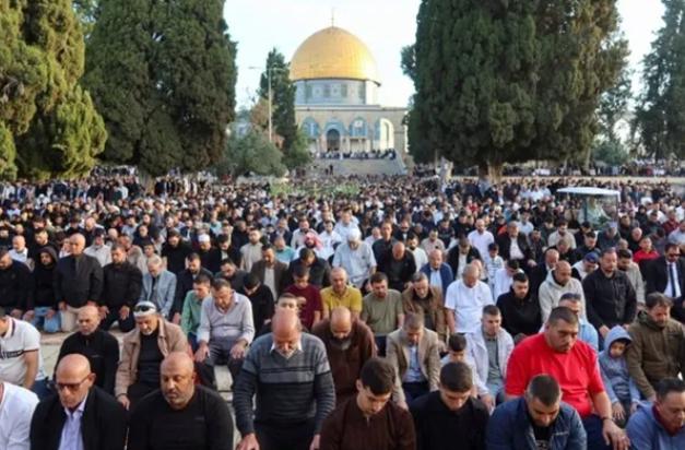 رغم قيود الاحتلال.. 140 ألف مصلٍ يؤدون صلاة العيد بالمسجد الأقصى
