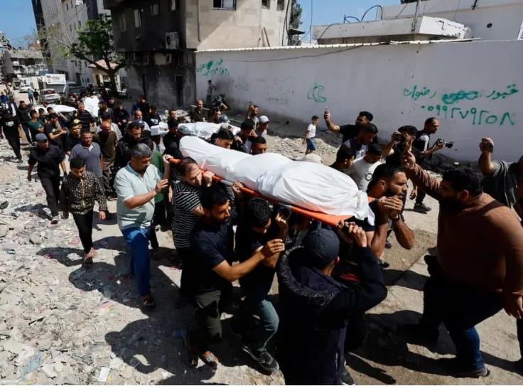 تشييع قائد كتائب القسام محمد عودة وعائلته في غزة بعد غارة إسرائيلية