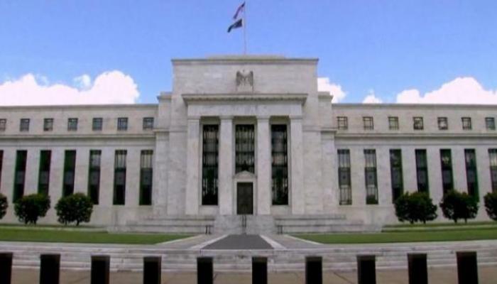 قلق في المركزي الأمريكي.. أعضاء يلمحون إلى احتمال رفع أسعار الفائدة
