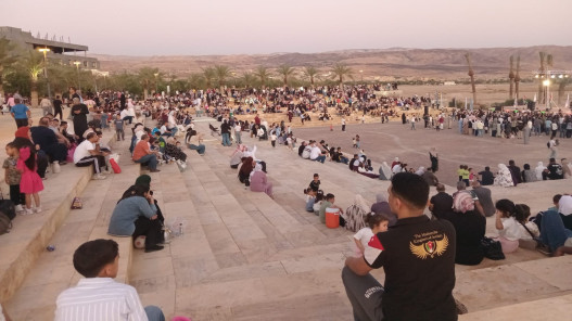 كورنيش وشاطئ البحر الميت يستقطبان 40 ألف زائر في العيد