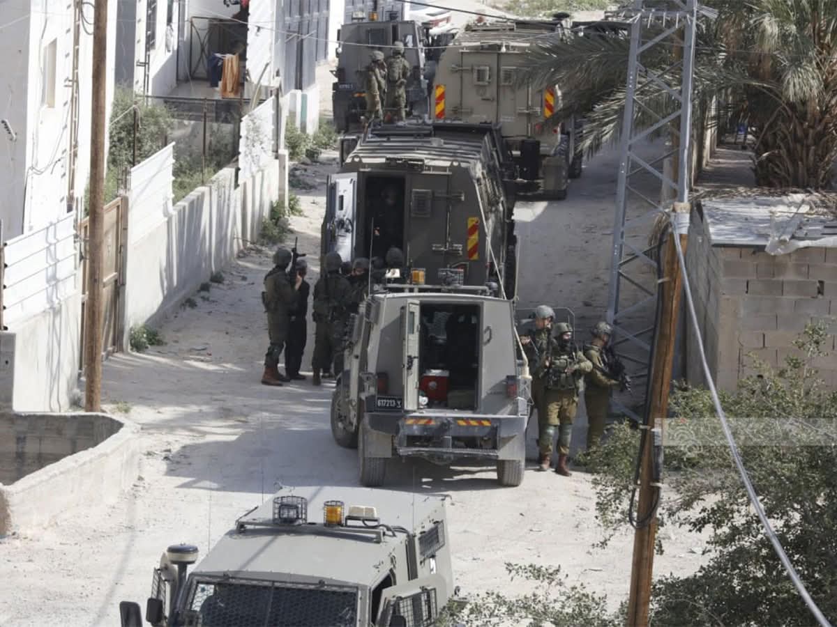 اعتقال أكثر من 12 فلسطينيا وإصابة 7 آخرين في اعتداءات للاحتلال والمستوطنين بالضفة الغربية