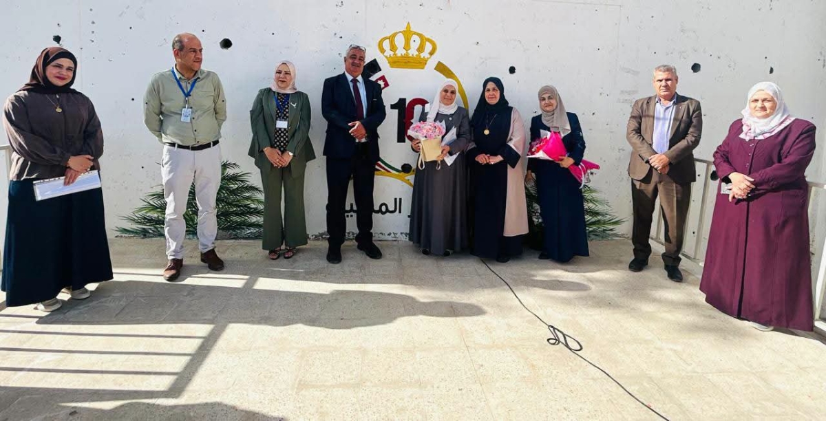 جويعد يكرم المعلمة زينب بني نصر