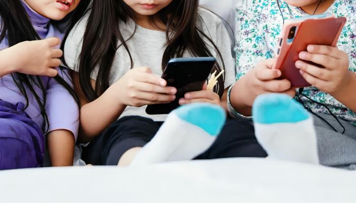 ماليزيا تبدأ تطبيق حظر استخدام وسائل التواصل للأطفال دون 16 عاما