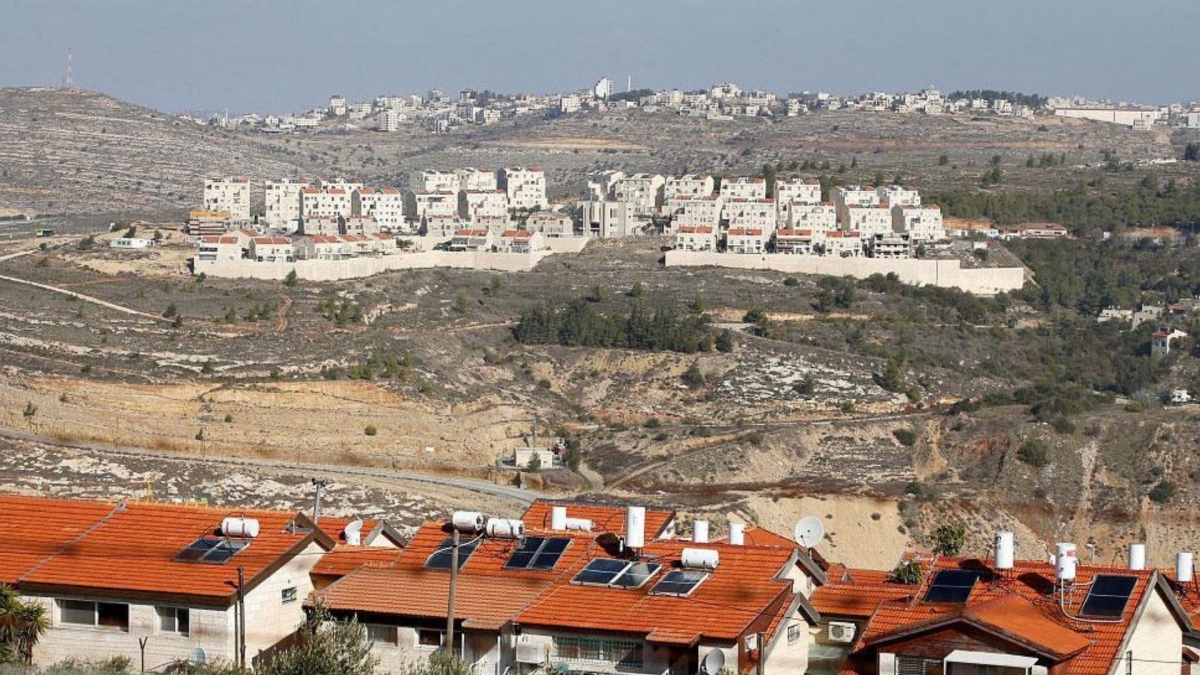 مستوطنون يقيمون بؤرة استعمارية جديدة في أريحا واعتقال 15 فلسطينيا