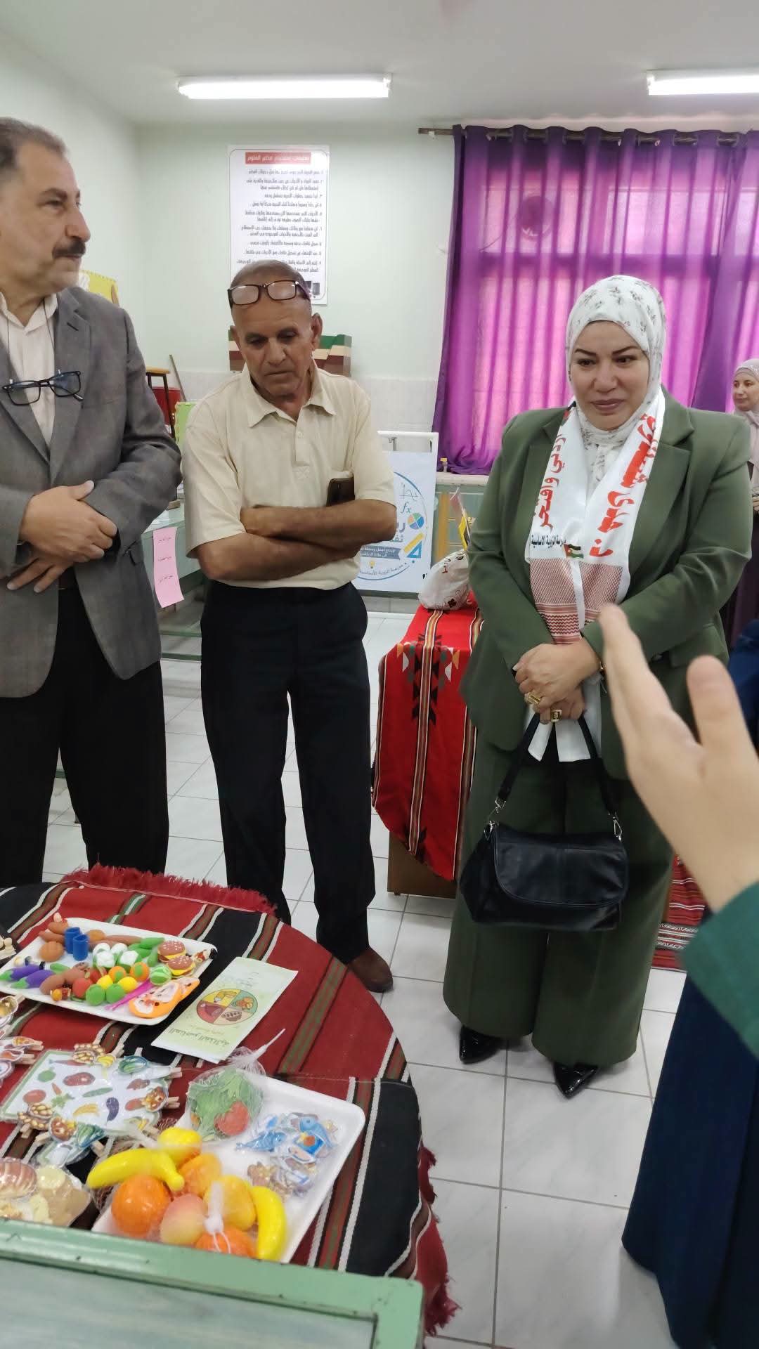 الشطناوي تفتتح معرض المعدات الحربية والنادي البيئي في مدرسة الزوية الأساسية المختلطة.