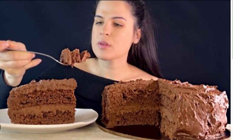 لماذا نأكل الكعك والشيكولاته قبل النوم مباشرة؟
