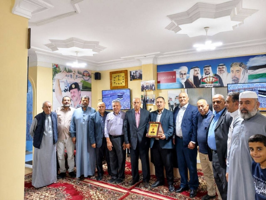 ملتقى متقاعدي جنوب شرق عمان العسكريين يكرّم رئيس لجنته الإعلامية الملازم أول المتقاعد محمد النجار...صور