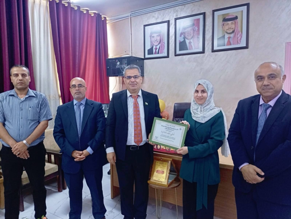 تربية الطيبة والوسطية تكرم مديرة مدرسة فاطمة الزهراء تقديراً لجهودها في دعم التميز التربوي