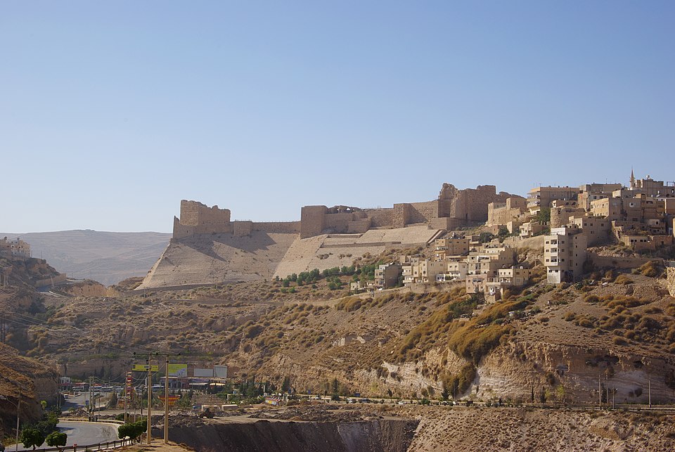 دائرة الآثار تبدأ ترميم الجدار المنهار بمحاذاة قلعة الكرك بعد خمس أشهر من الانهيار
