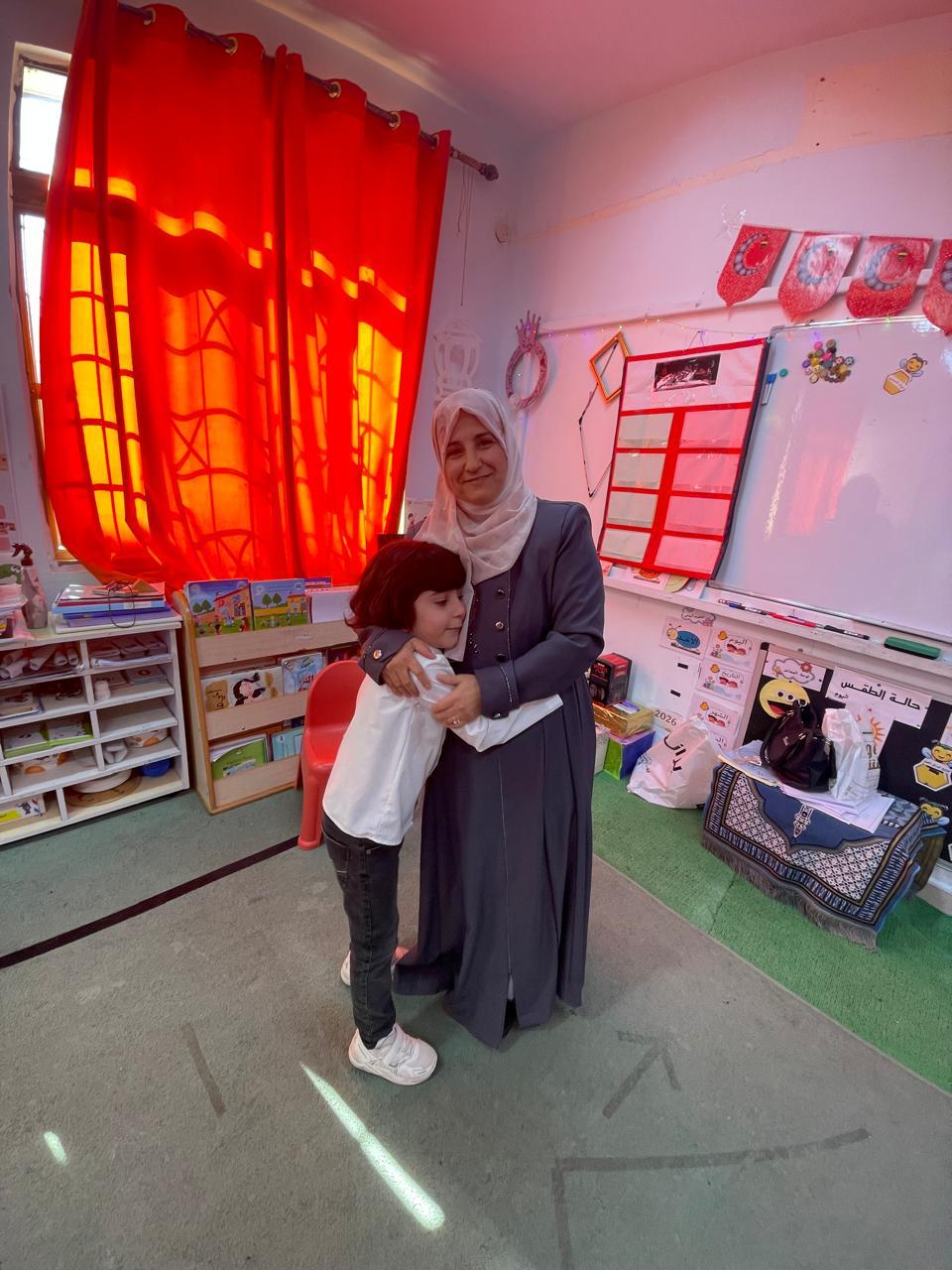 العايش تكتب وفاء التميمي.. حين تتحول المهنة إلى رسالة والأمومة إلى منهج تربوي