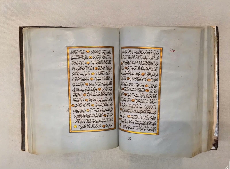 مصحف نادر يعود للقرن الثامن عشر ضمن مقتنيات متحف القرآن الكريم بمكة المكرمة