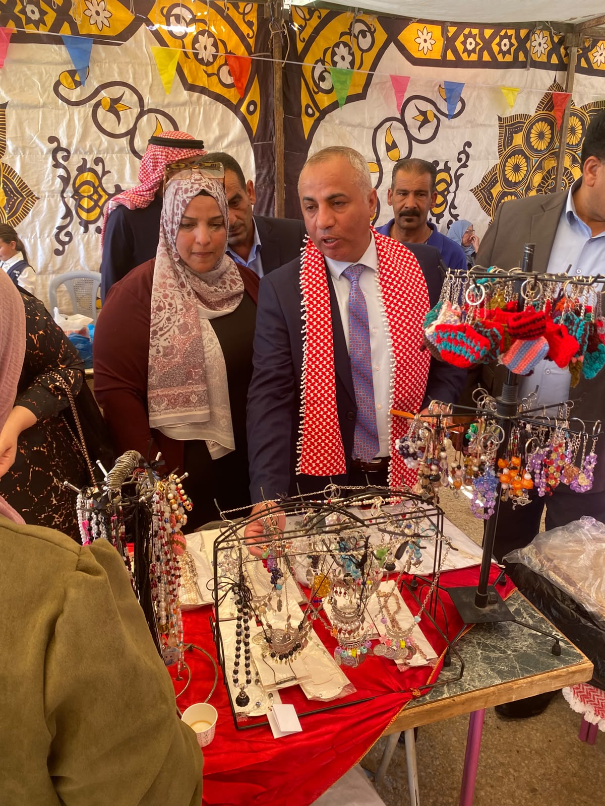 الحماد يفتتح بازار المرأة الريفية ومعرض الكتاب احتفاءً بعيد الاستقلال الثمانين..صور