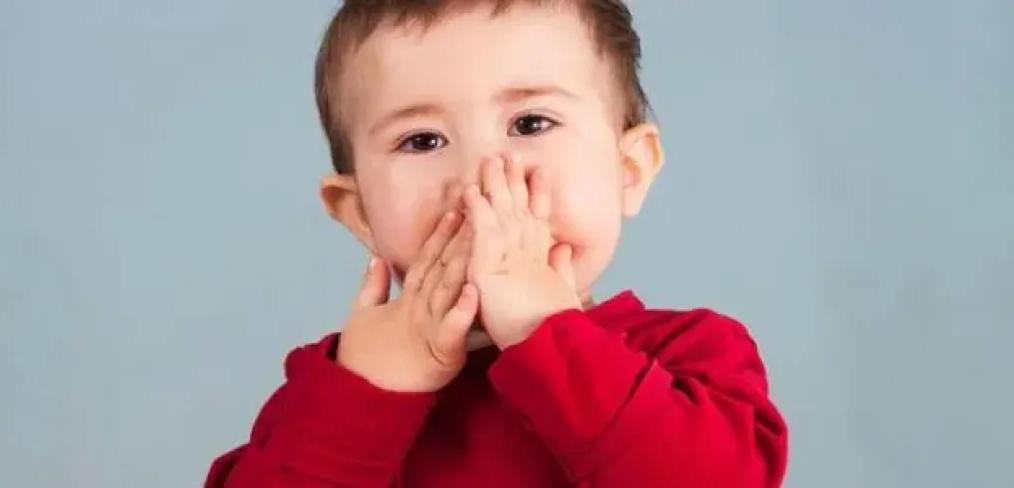 متى يصبح تأخر نطق الطفل مقلقًا؟ علامات تستدعي الانتباه ونصائح لتعزيز مهارات الكلام