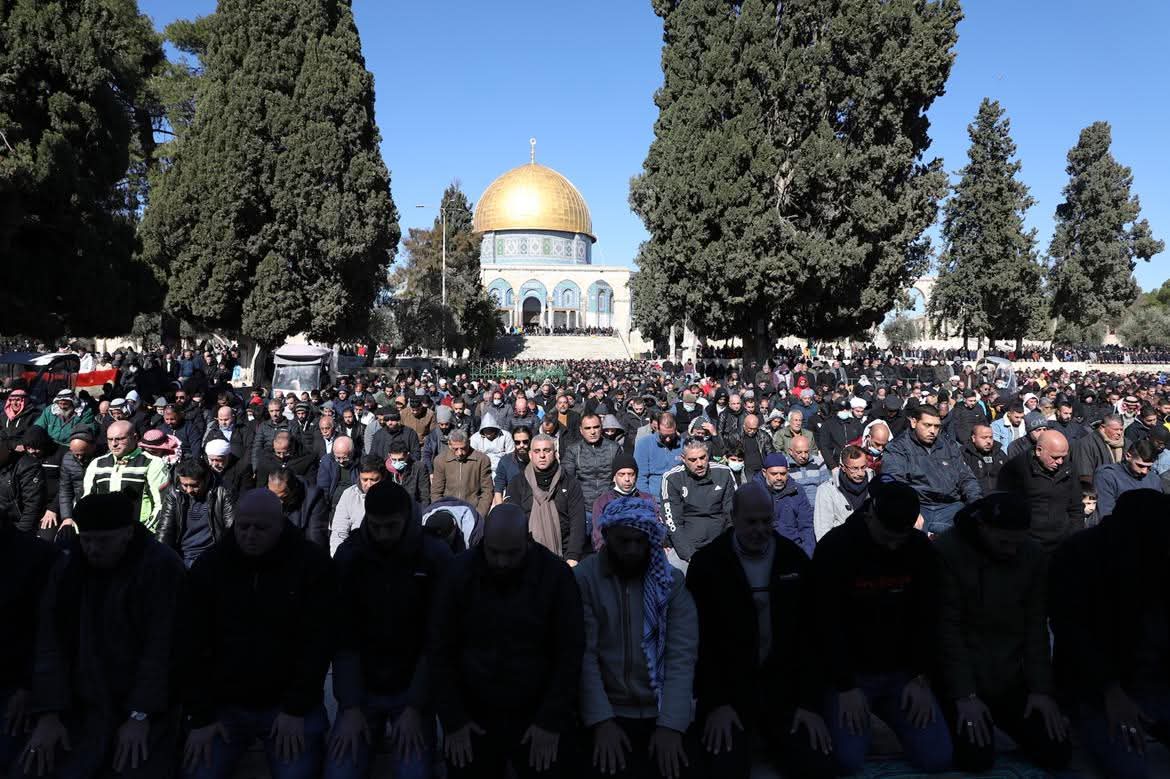 نحو 65 ألف فلسطيني يؤدون صلاة الجمعة بالمسجد الأقصى وسط إجراءات مشددة من الاحتلال