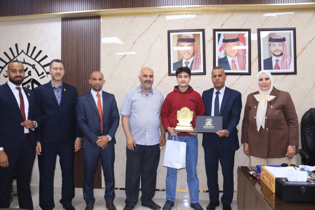 الهديرس يكرم الطالب فارس الطباع لفوزه بالمركز الأول في الفيزياء على مستوى المملكة .