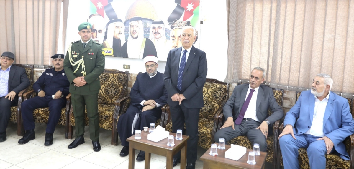*مندوبا عن الملك وولي العهد.. العيسوي يعزي عشيرة بني هاني*