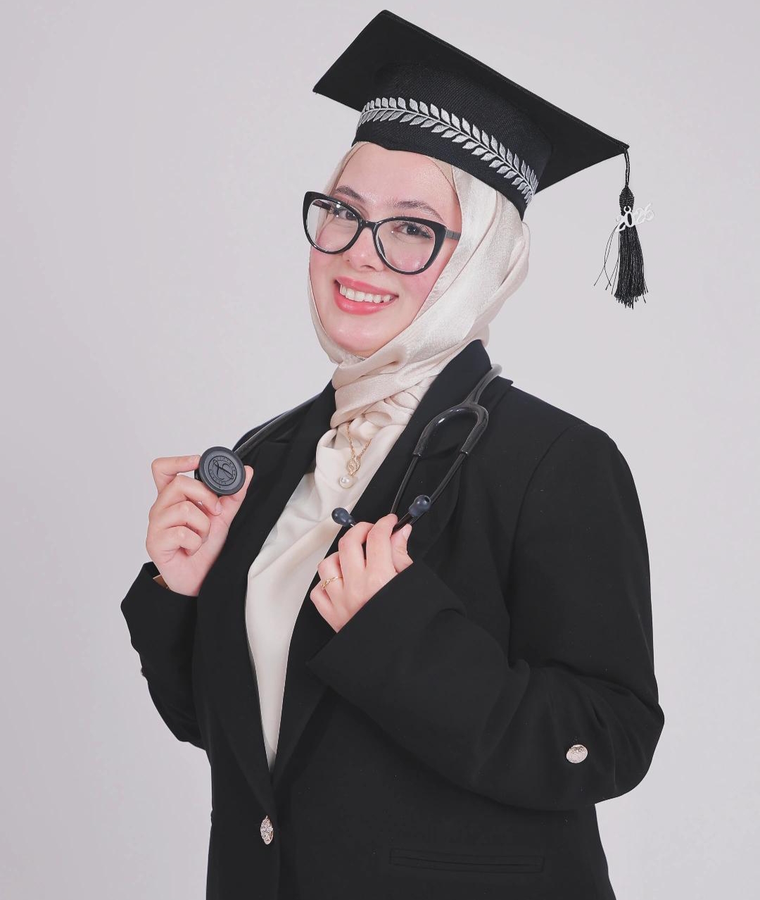 الدكتورة نوال بزبز تُنهي متطلبات التخرج من كلية الطب والجراحة في جامعة اليرموك.