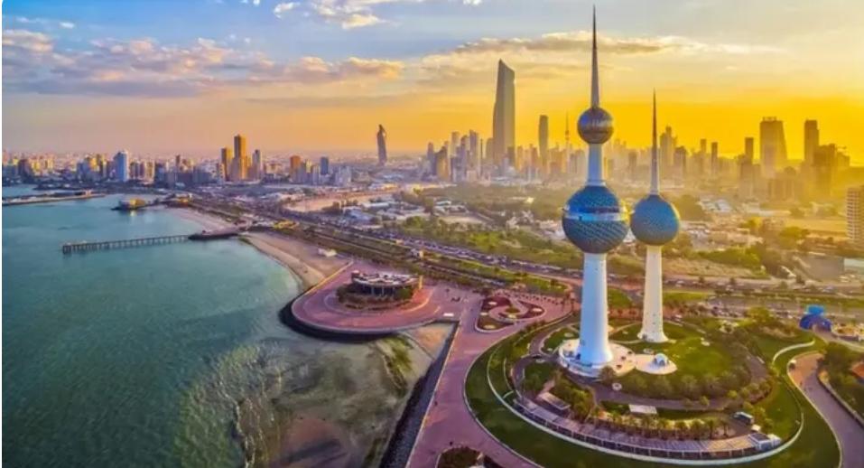 الكويت تغلق مجالها الجوي مؤقتًا وتحوّل الرحلات إلى مطارات بديلة