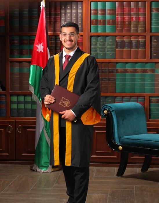الدكتور جهاد الذياب يهنئ الدكتور حمزة هيدموس بتخرجه من كلية الطب في الجامعة الأردنية
