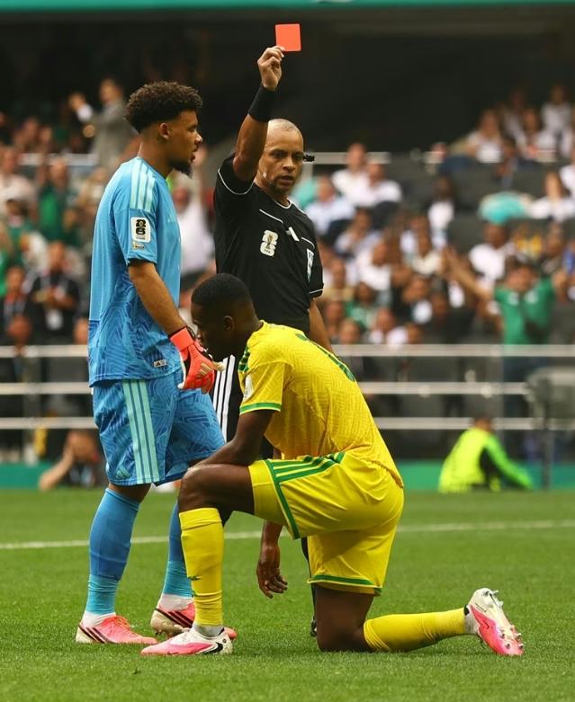 لاعب جنوب إفريقيا سيتول صاحب أول حالة طرد في مونديال 2026