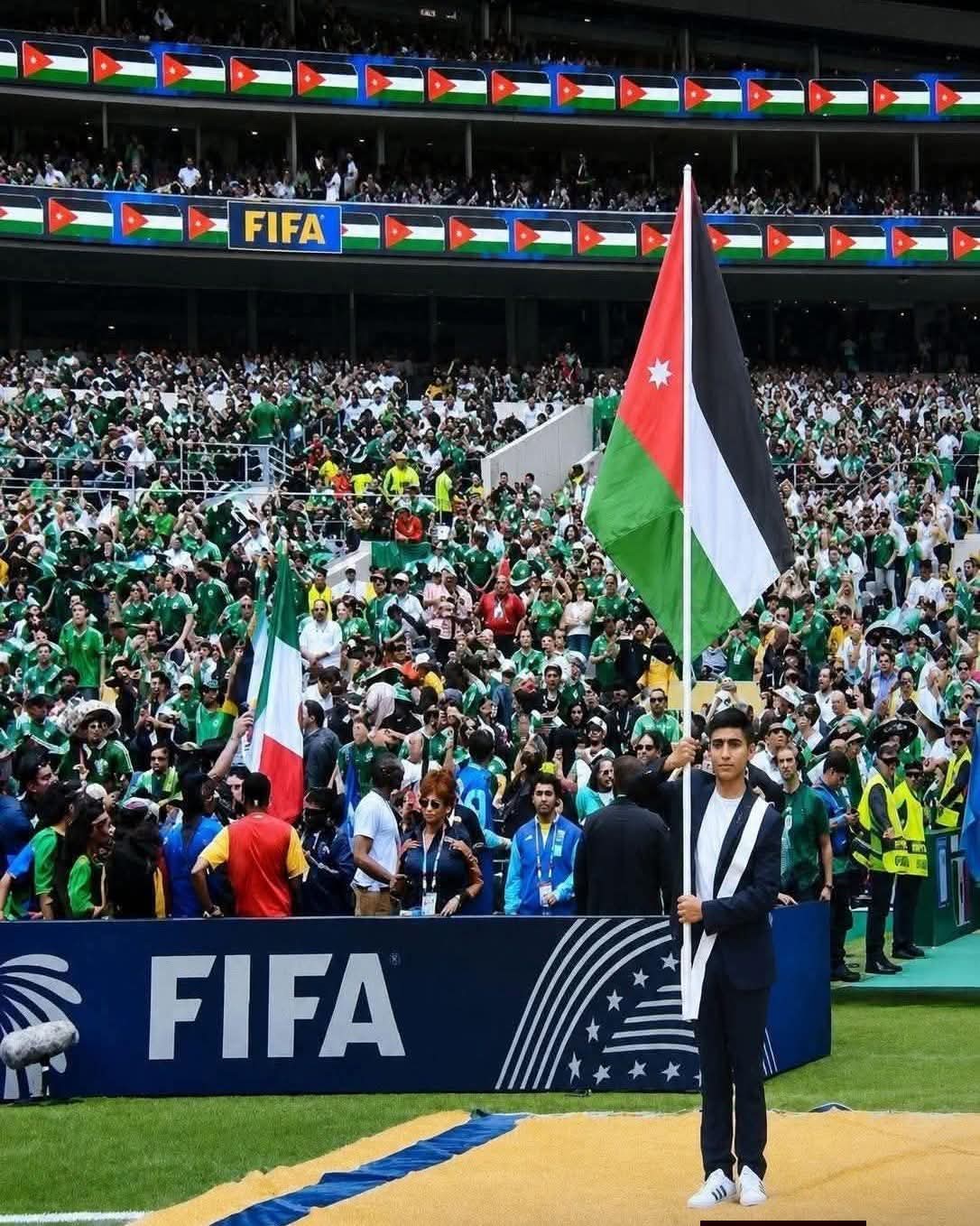 أجمل لقطة في افتتاح كأس العالم.. العلم الأردني حاضر بين الكبار