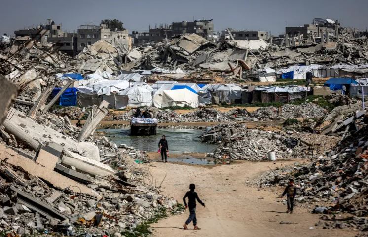 استشهاد طفل بنيران الاحتلال في خان يونس ونسف مبان شمال غزة
