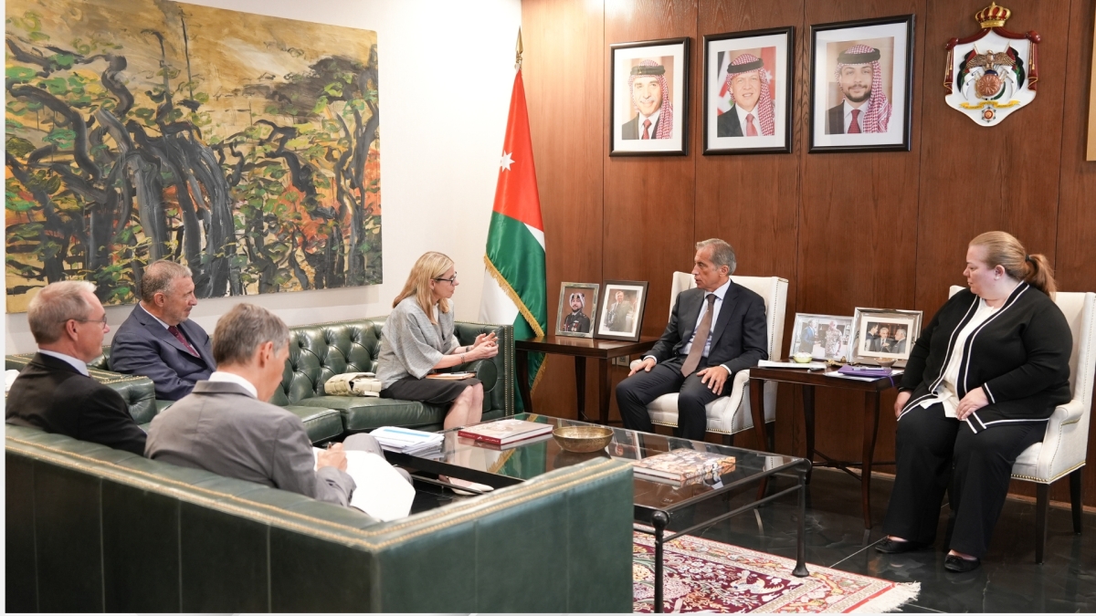 رئيس الوزراء يبحث مع المديرة المنتدبة لشؤون العمليات في البنك الدولي أولويات التعاون المشترك