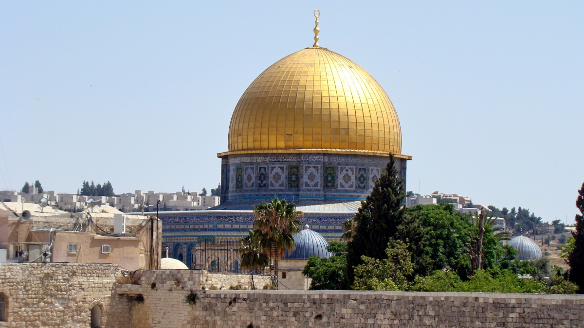 عشرات المستوطنين المتطرفين يقتحمون الأقصى واعتقال 19 فلسطينيا