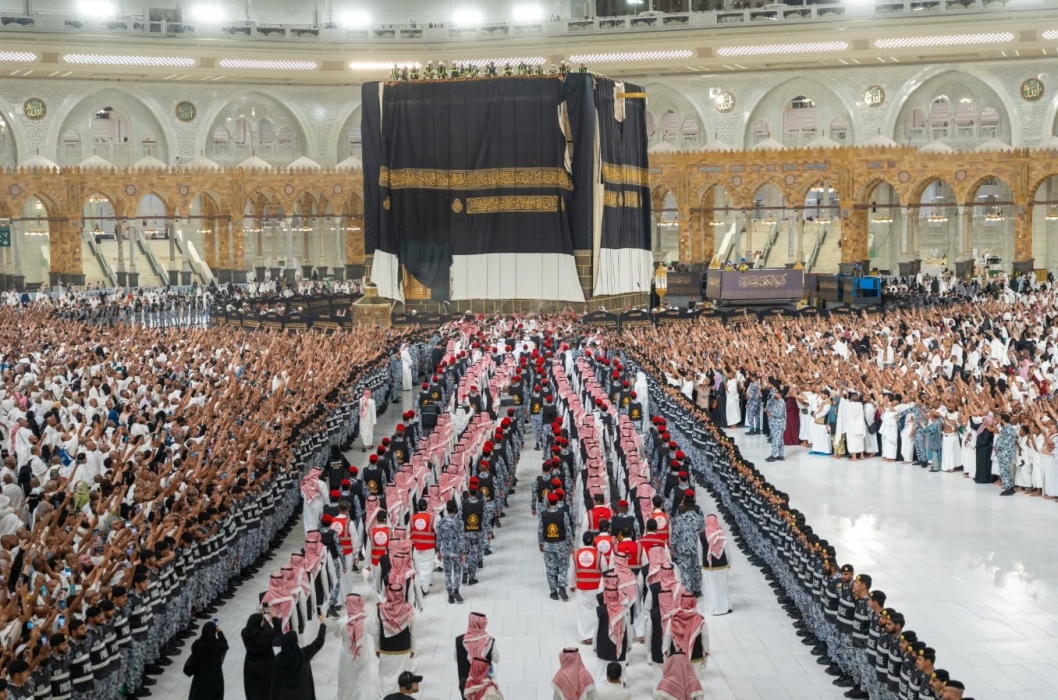 الكعبة المشرفة تتزين بكسوتها الجديدة للعام الهجري الجديد