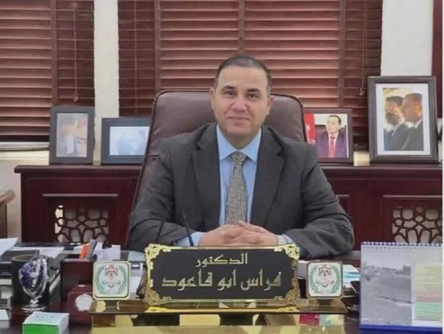 المشاقبة يهنئ الدكتور فراس أبو قاعود بمناسبة تعيينه محافظًا للمفرق