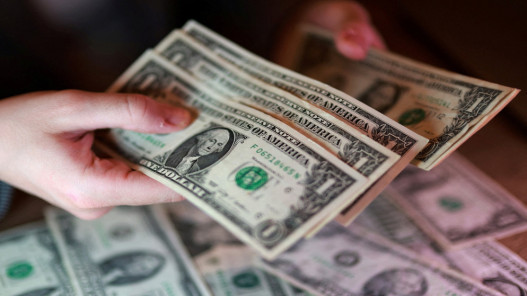 الدولار يتمسك بأعلى مستوى له في شهرين