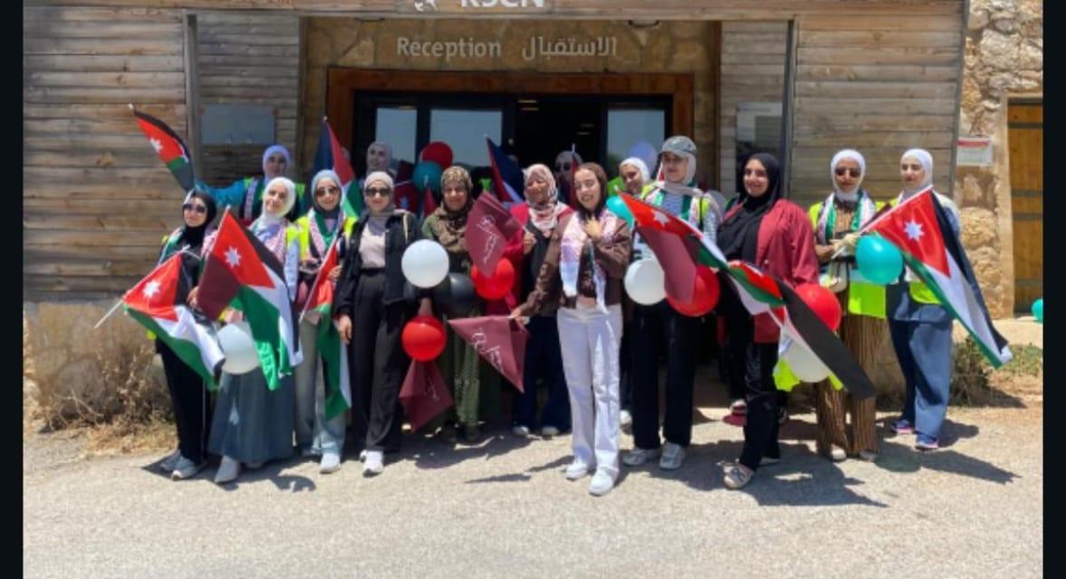 مركزي شباب وشابات الهاشمية النموذجي وعبين عبلين ينظمان مسيراً بالأعلام احتفالاً بعيد الاستقلال الـ80